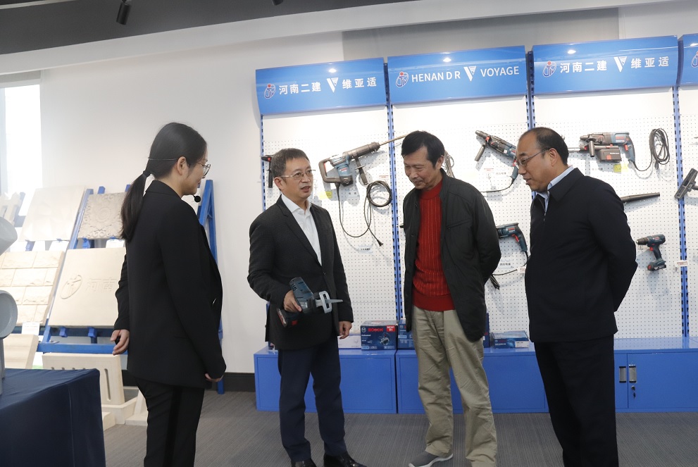 米兰体育·(MiLan Sports)官方网站_米兰体育(中国)董事长黄道元示范新型工器具操作方法.jpg