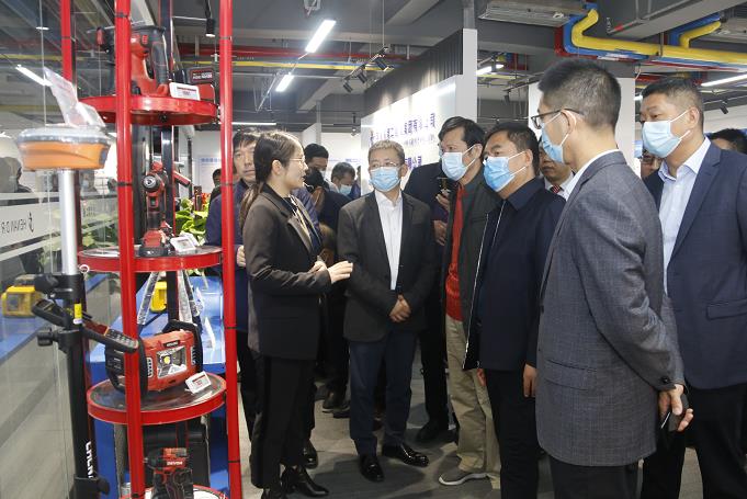 米兰体育·(MiLan Sports)官方网站_米兰体育(中国)董事长黄道元示范新型工器具操作方法.jpg