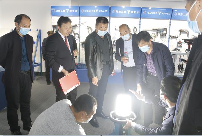 米兰体育·(MiLan Sports)官方网站_米兰体育(中国)董事长黄道元示范新型工器具操作方法.jpg