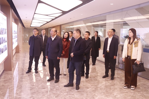 米兰体育·(MiLan Sports)官方网站_米兰体育(中国)董事长祝建明陪同孙秘书长一行参观企业文化长廊.jpg